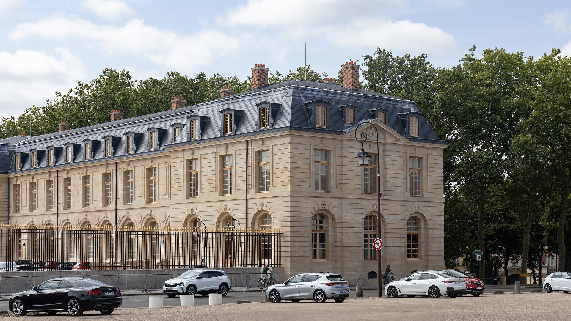 Rue résidentielle élégante à Versailles