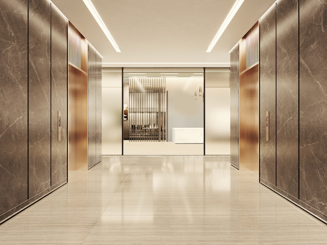 Hall d'immeuble de bureaux moderne et impeccable